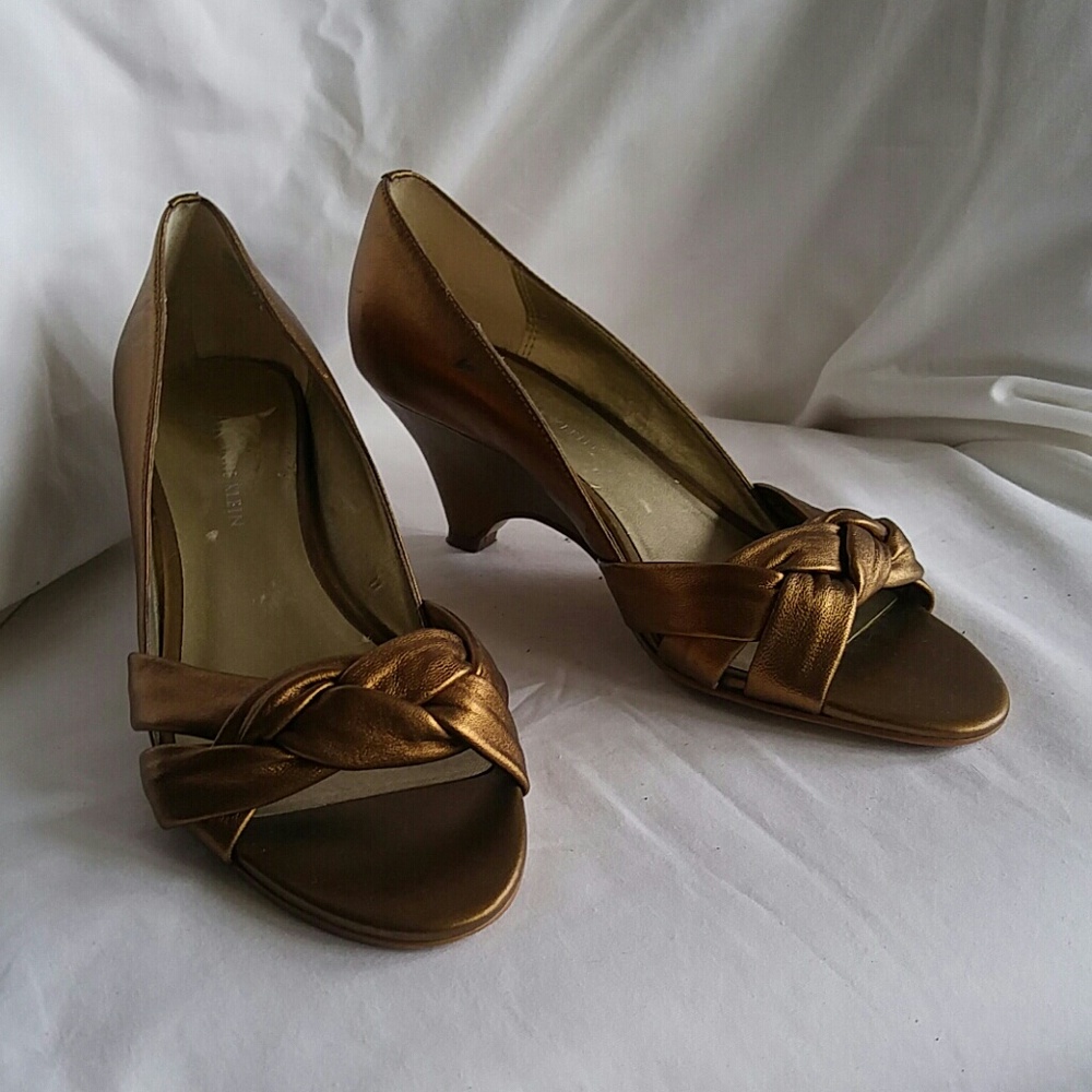 Shoes - Picture 2 of 7